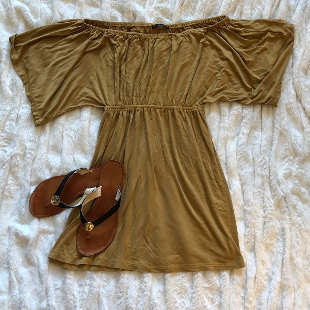 Soprano off the shoulder cinched dress 🍀